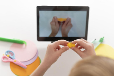 Kind lernt Trickfilm-Animation mit Knete und Tablet in einem Online-Kurs