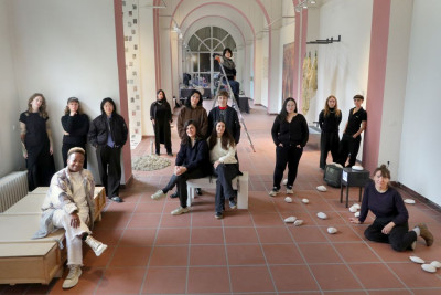 Alle Künstlerinnen des Projekts im Ausstellungsraum