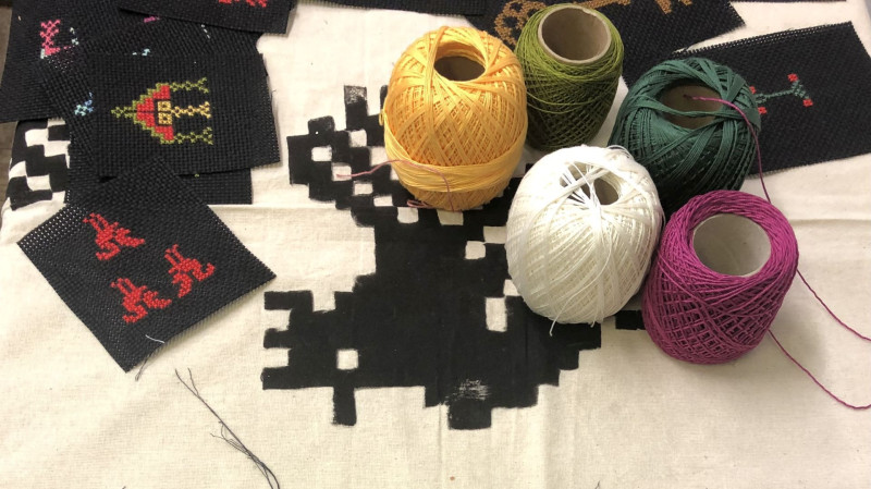 text: >
  Handgesticktes Kreuzstichprojekt mit
  Pixelkunst-Motiven und
  verschiedenfarbige Garnrollen für die
  Stickerei
decorative: false
source: reviewed