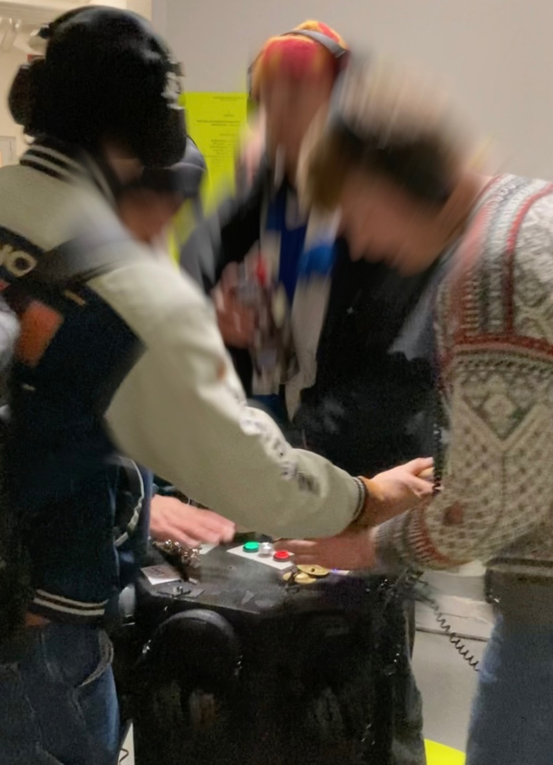 text: >
  Mehrere Personen bedienen gemeinsam eine
  interaktive Installation mit Knöpfen
  und Schaltern
decorative: false
source: reviewed