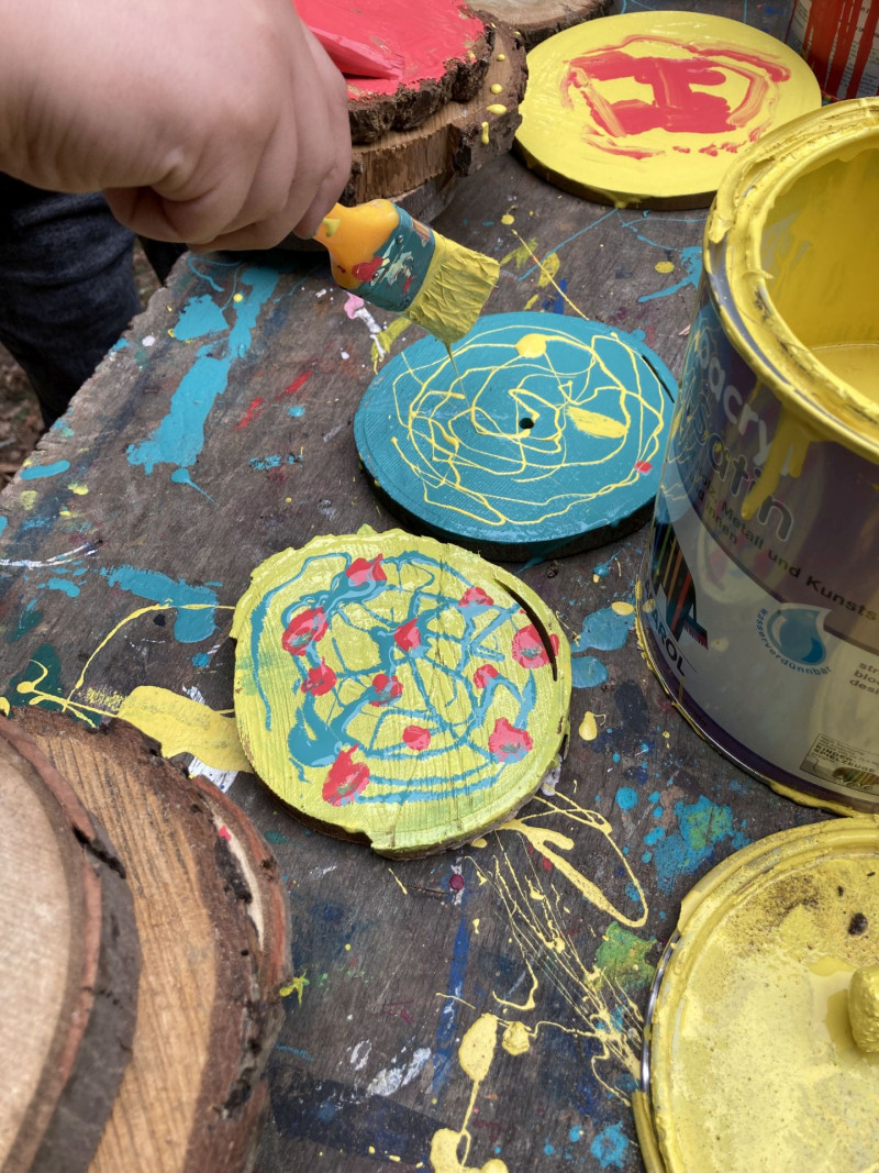text: >
  Kind bemalt Holzscheiben mit bunten
  Mustern und Farben bei einem kreativen
  Kunstworkshop
decorative: false
source: reviewed