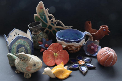 Keramische Kunstwerke und Töpferwaren von Sabine Schuberth in verschiedenen Farben und Formen