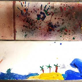 text: 'Zwei Kunstwerke übereinander: oben eine abstrakte Komposition mit Handabdrücken und Farbspritzern in Rot und Schwarz, unten eine Kinderzeichnung mit gelber Sonne, blauen Wellen und roten Figuren'
decorative: false
source: reviewed