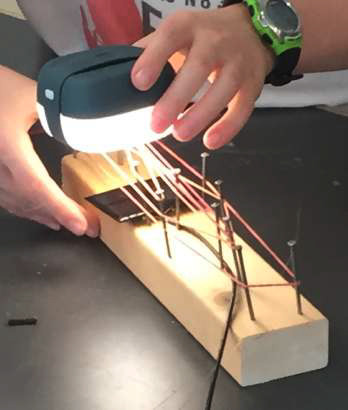 text: >
  Schüler baut ein Musikinstrument aus
  Holz mit gespannten Saiten
decorative: false
source: reviewed