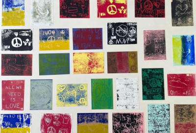 Styrofoam-Drucke von Jugendlichen zum Thema Frieden zu bunter Collage arrangiert